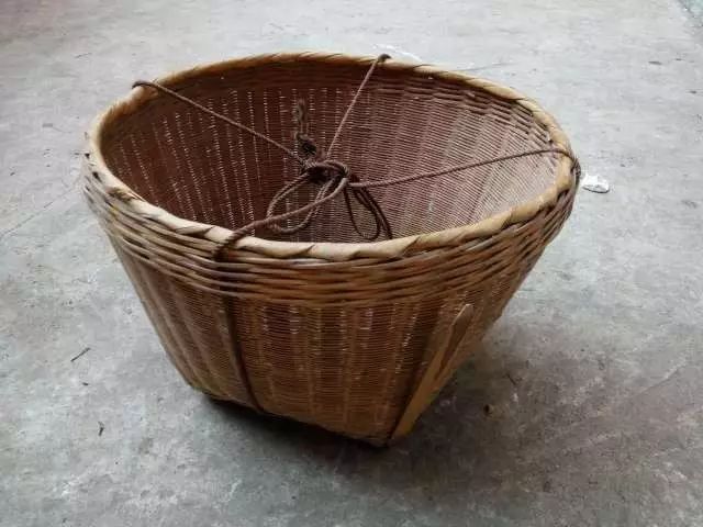 神器——竹箩筐▲神器——铲斗▲神器——竹扫帚▲神器——高粱扫帚