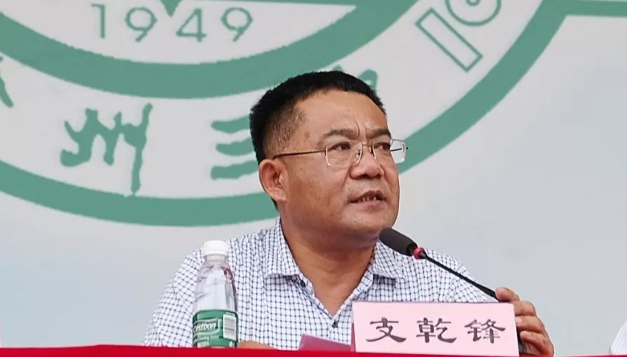 获奖教师代表徐崇伟老师,获奖学生代表高二(1)班李季芸同学先后发言.