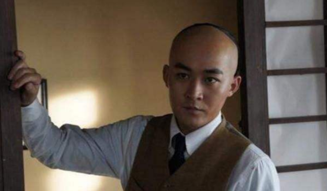 他用假身份欺骗女大学生感情,一生结了9次婚,去世后没一个离婚_黄侃