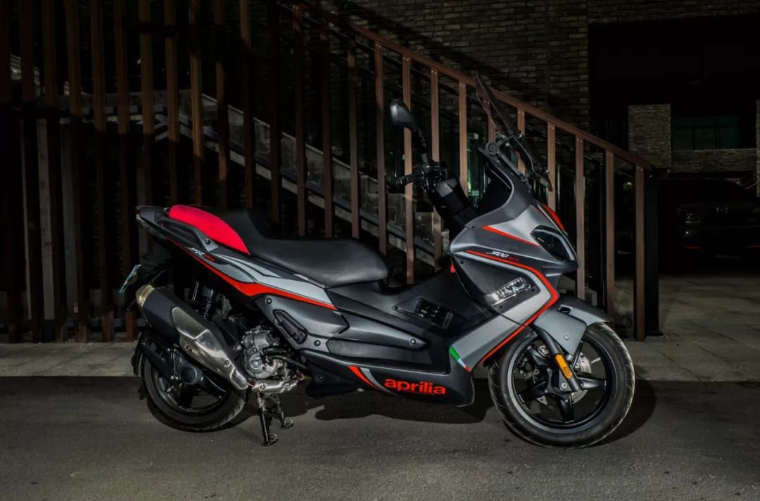 这是一辆需要说明书才能解锁的车摩托派srmax300静态测评