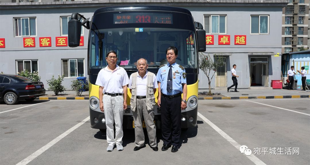 313路开行在北京永定河西大堤上的民心公交线庞大的北京公交线网中不