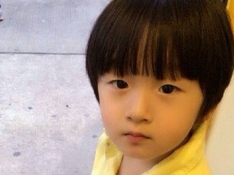 看这张邹明轩和邹明皓两兄弟的合照,看起来相当软萌可爱.