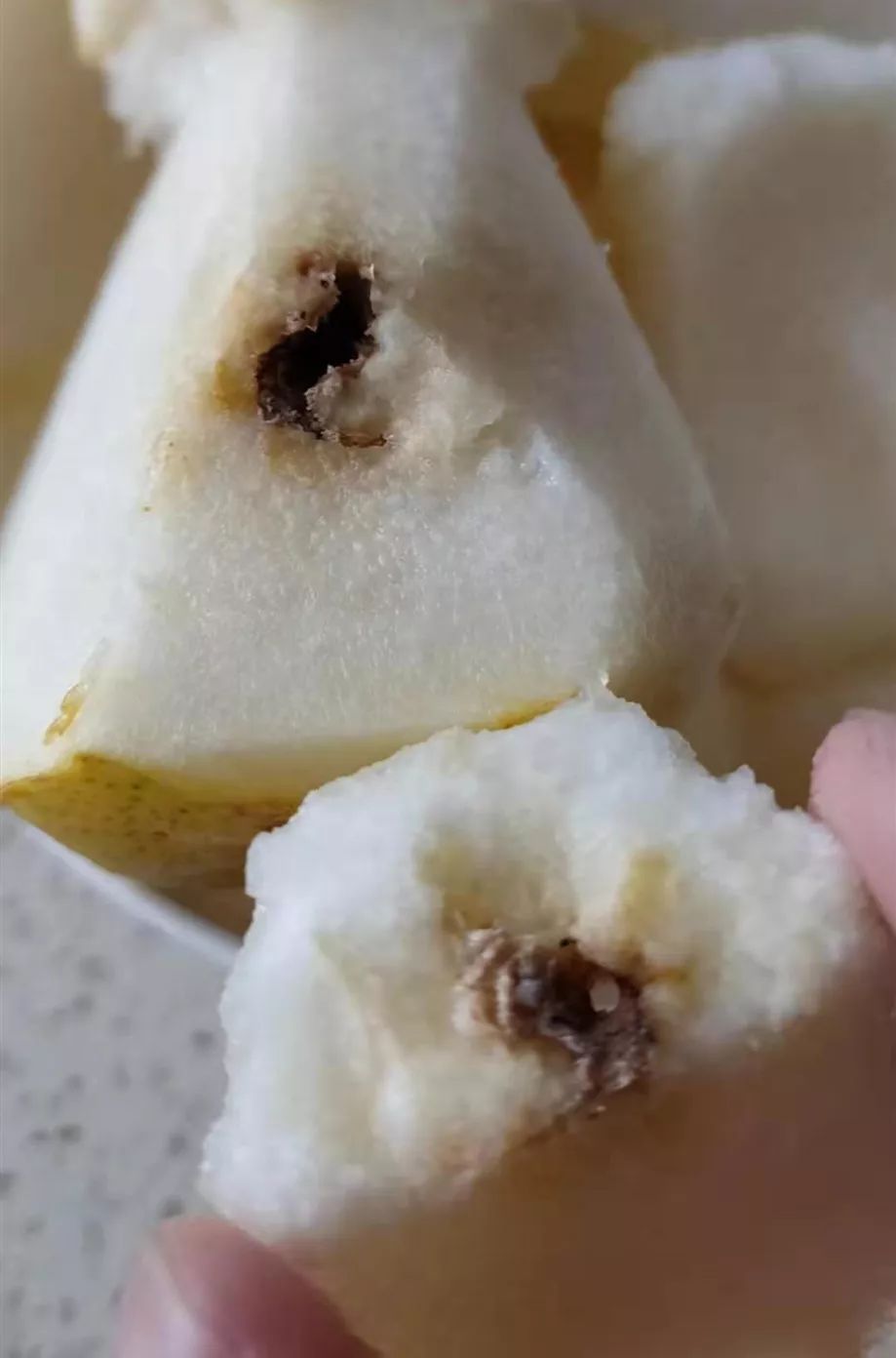 廊坊一男子买水果遇上这样的黑心摊主!_那堆梨