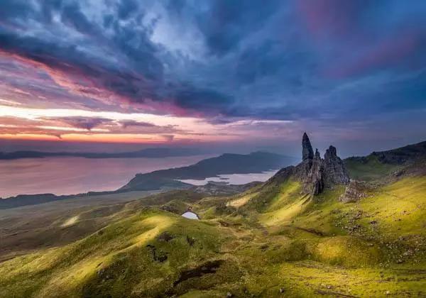 于是在25岁的生日,sam像往常一样,来到了天空岛,坐在了悬崖边上,他与