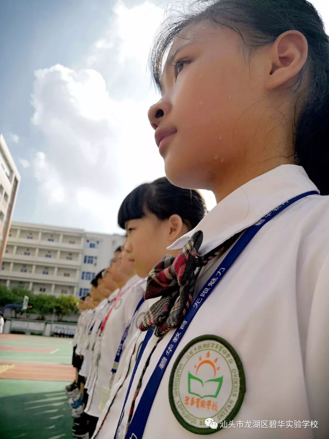 每班的同学们按照教官的逐个口令下达开始展示立正稍息及跨立站姿