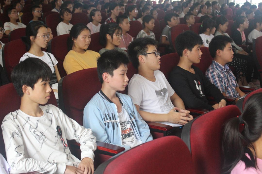 东社学校举行开学典礼