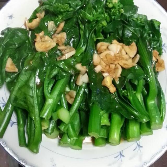 用料芥菜;蒜;蚝油;生抽做法冷水里放少许盐,少许油烧开,放芥菜焯水,装