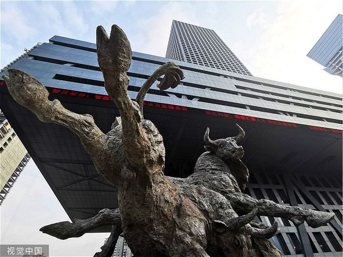 深交所旁边的铜牛像.