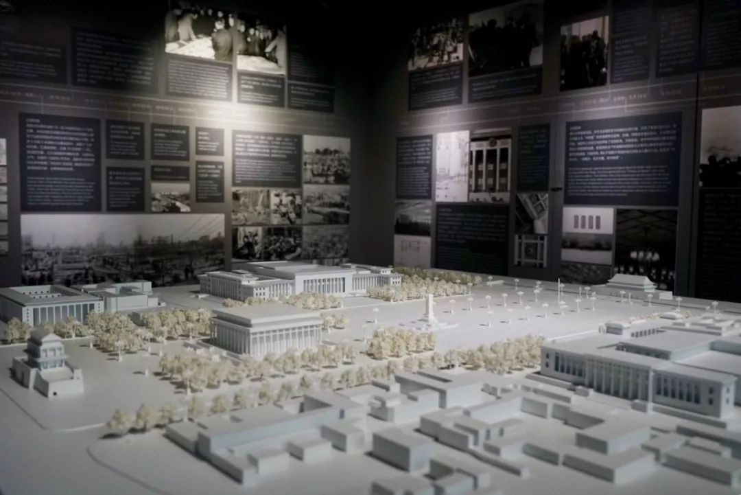 展览入口处天安门广场地区模型和人民大会堂建设大事记展墙▲展览