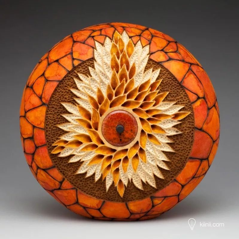 比如他把木雕融入手工书的制作中,木质封面用异国情调的图案雕刻,再