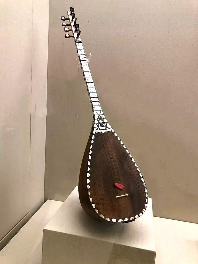 传统乐器长颈琵琶萨兹(2000年)阿塞拜疆盖达尔·阿里耶夫基金会藏