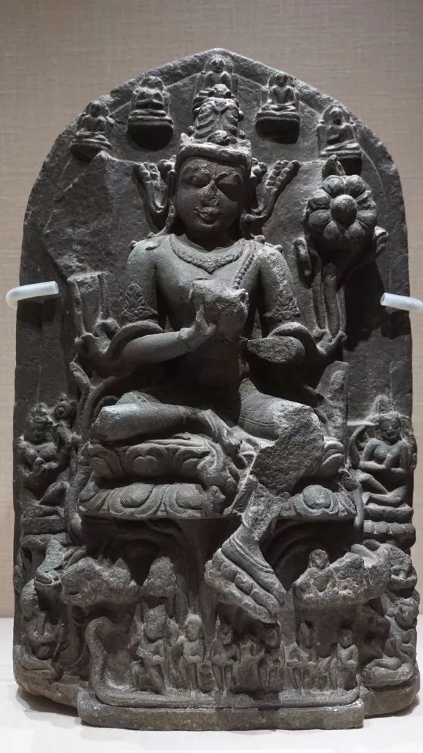 巽伽王朝) 印度新德里国家博物馆藏▲石雕无头坐佛像(公元前5世纪-6