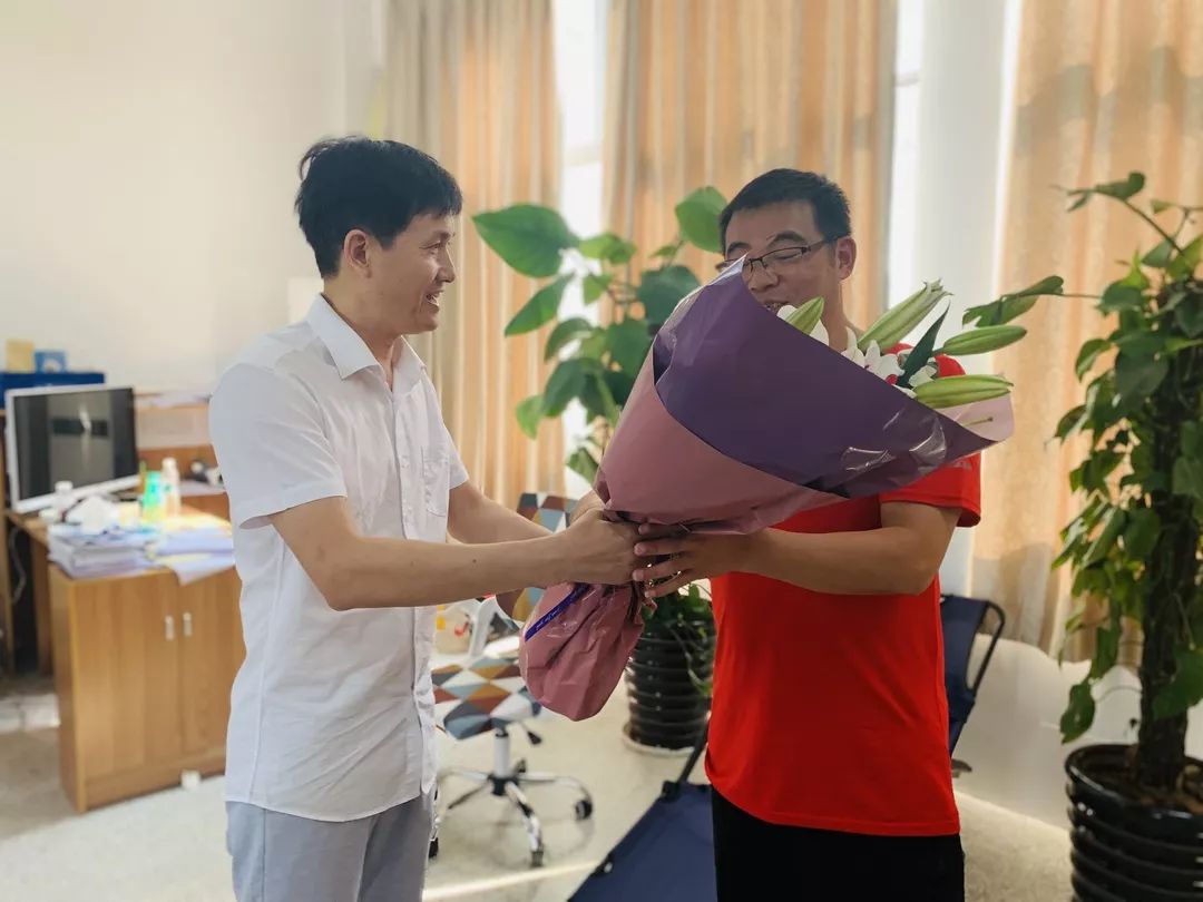 开化县崇化中学9月10日是第35个教师节,开化县马金中学在这特殊的日子