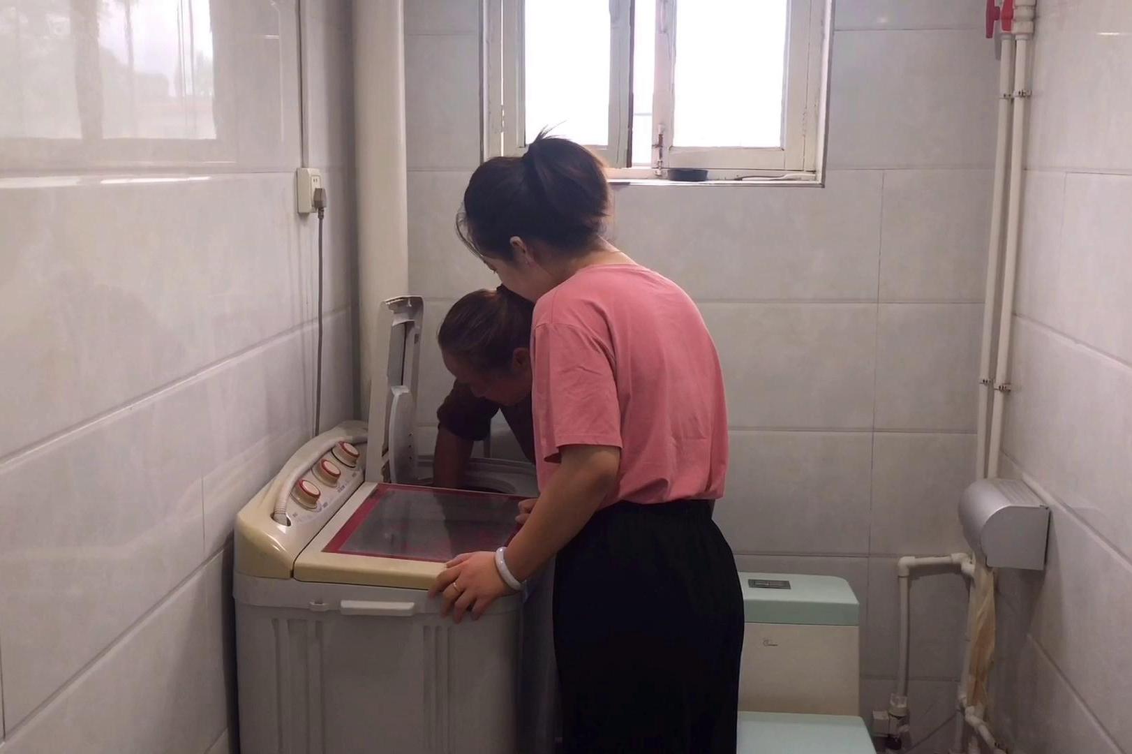 农村媳妇洗衣服差点把洗衣机踢坏了婆婆明天给你换个新的