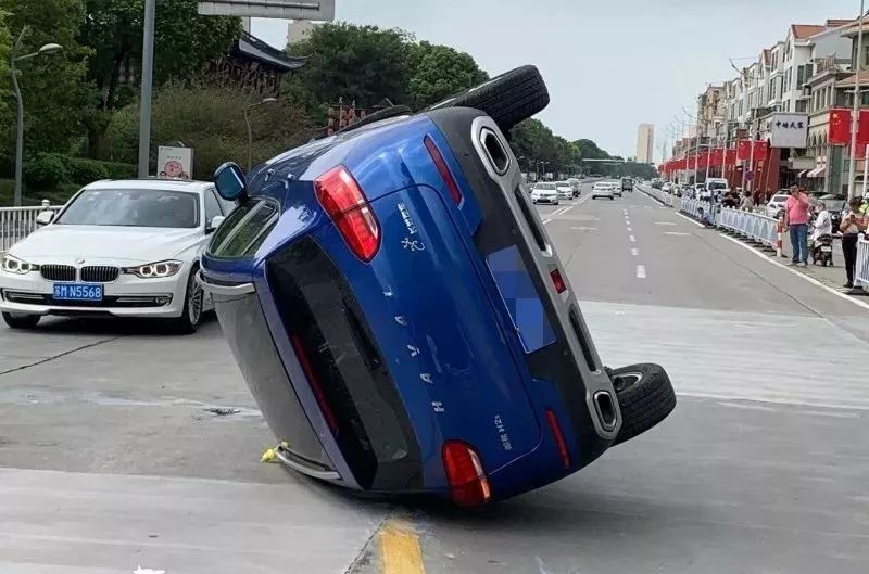 泰州这个路口奥迪直接让哈佛"立正",当街翻滚!_姜堰