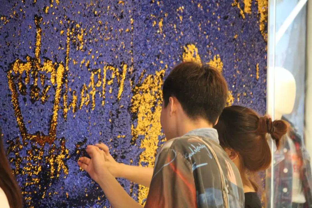 人只有很小的一面互助君发现了这堵亮片墙在2楼的角落魔法亮片墙no