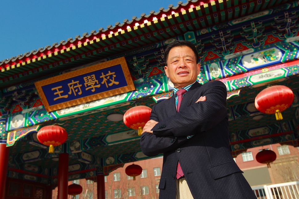 王府学校总校长王广发向全体教师献上节日祝福