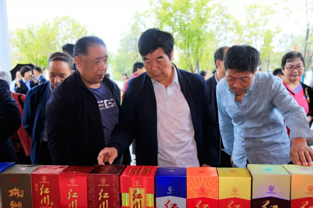 秋意浓酒正醇成县客户朋友的探秘纯粮之旅