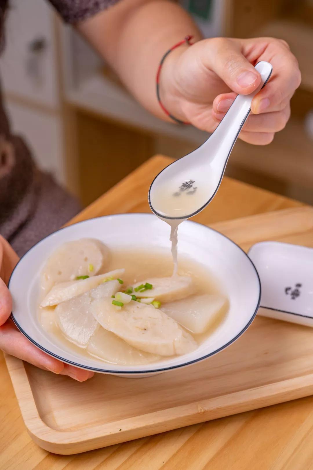 起来格外柔润清脆,弹性十足仿佛把大海的鲜甜都吃进了嘴里~● 猪血汤