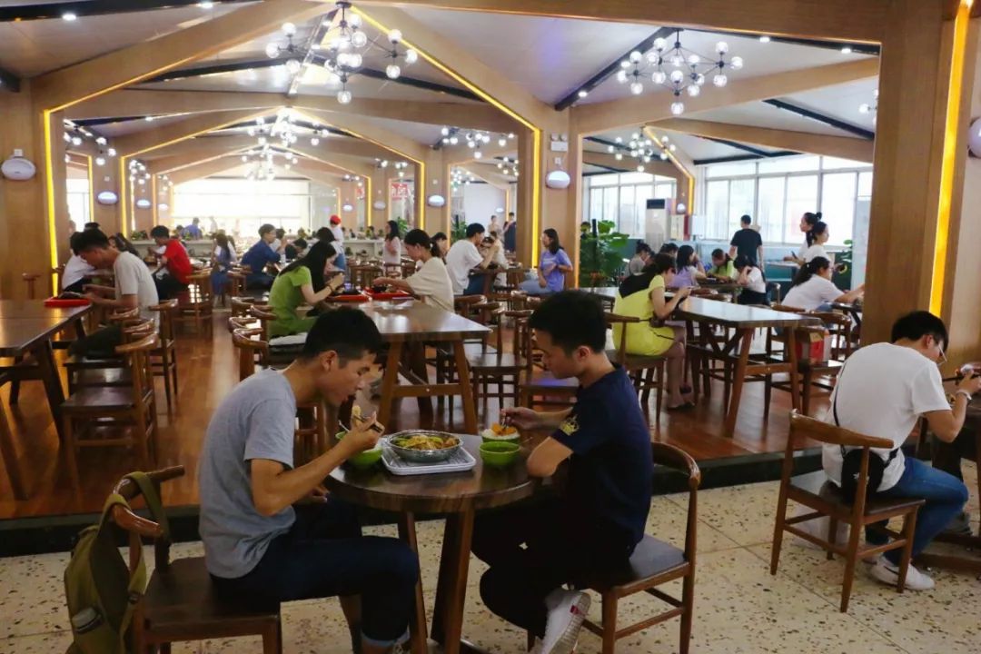 "别人家"的食堂——三食堂三楼小伙伴们绝对不能错过哟下面就由君君来