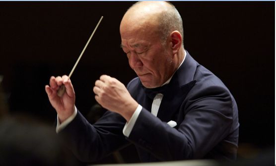 (久石让同时也是指挥家和钢琴家)