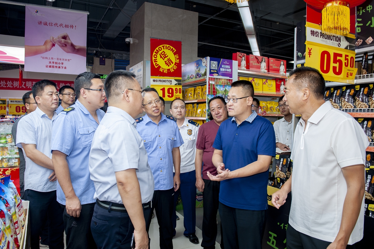 李晓峰调研节日市场供应及食品安全工作