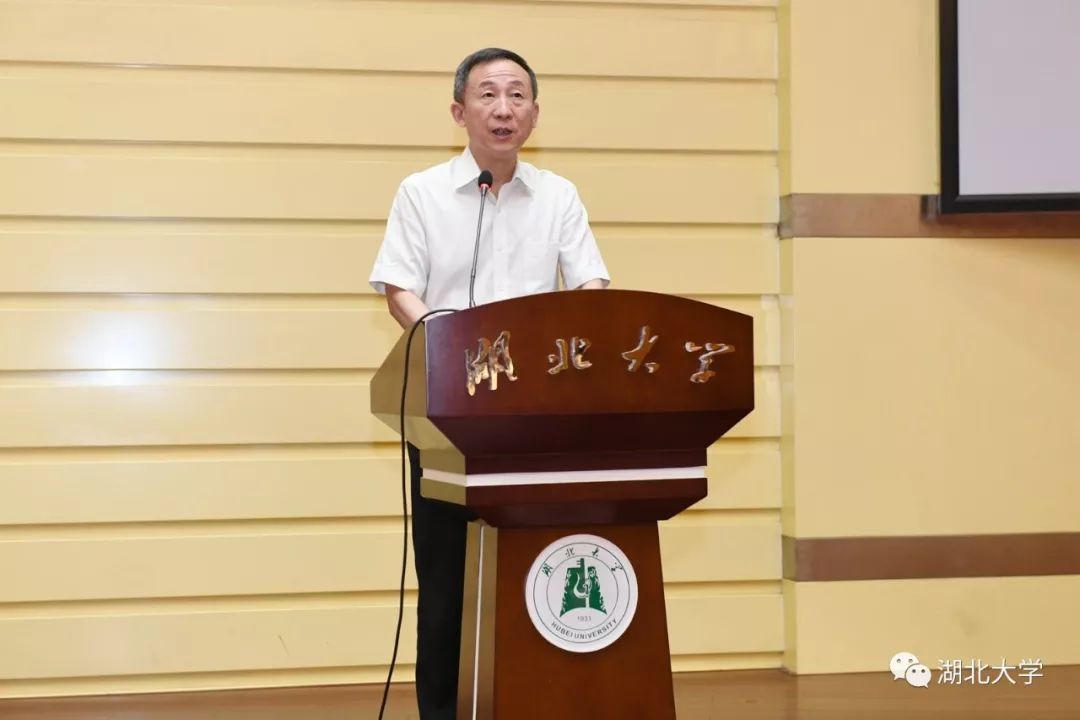 校领导尚钢,檀坤华,蒋涛,侯勇,各单位党政主要负责人,荣休教职工,离