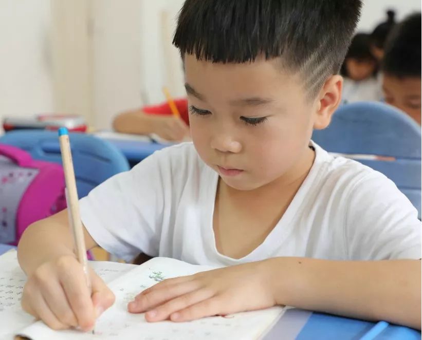 新学期 | 快看一年级小"萌"友如何应对开学第一课_孩子