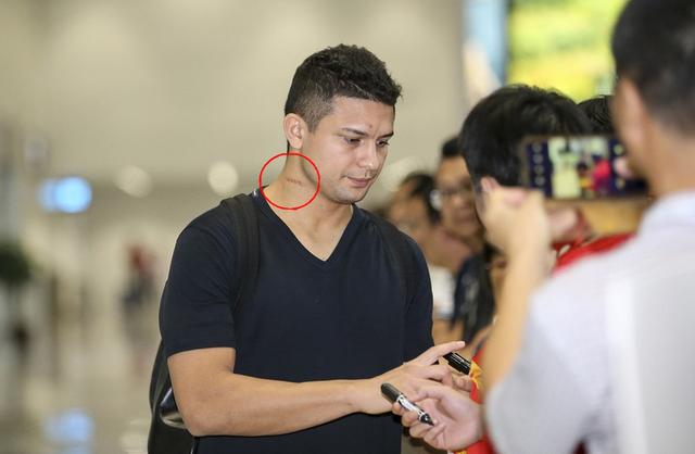 国足众将抵达广州:艾克森脖子上伤痕明显,蒿俊闵很像邻家男孩