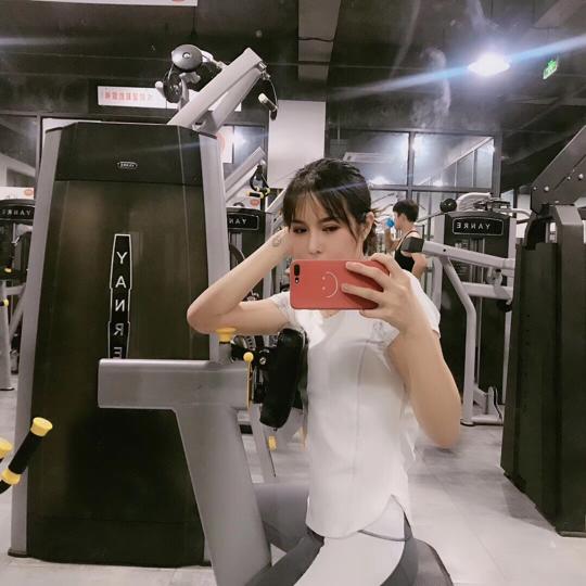 2年职业:健身私教体重:48kg身高:167cm年龄:24岁徐乐雯被采访人