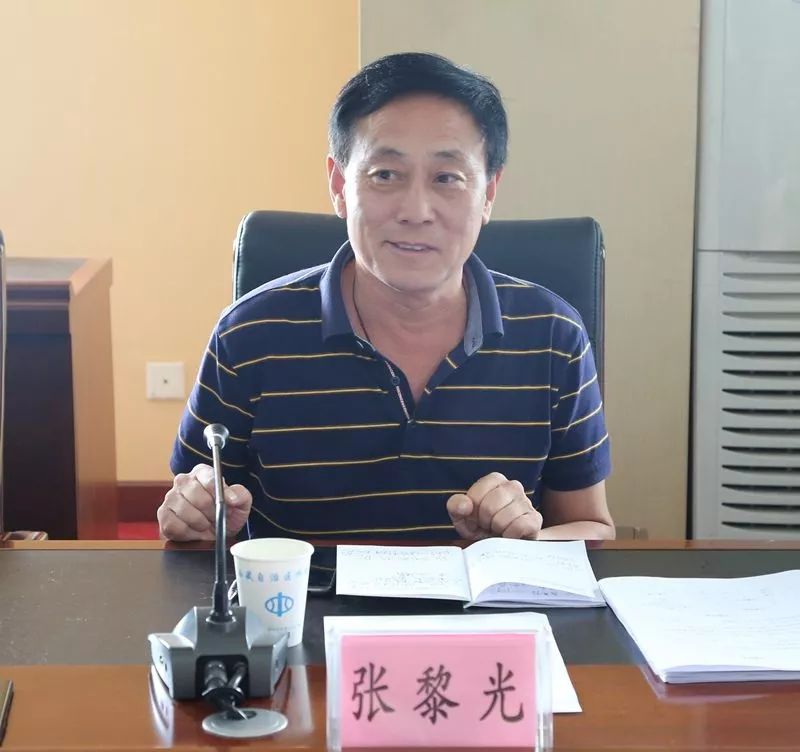 第四课题组组长,松辽水利委员会离退处调研员张黎光主持座谈会.