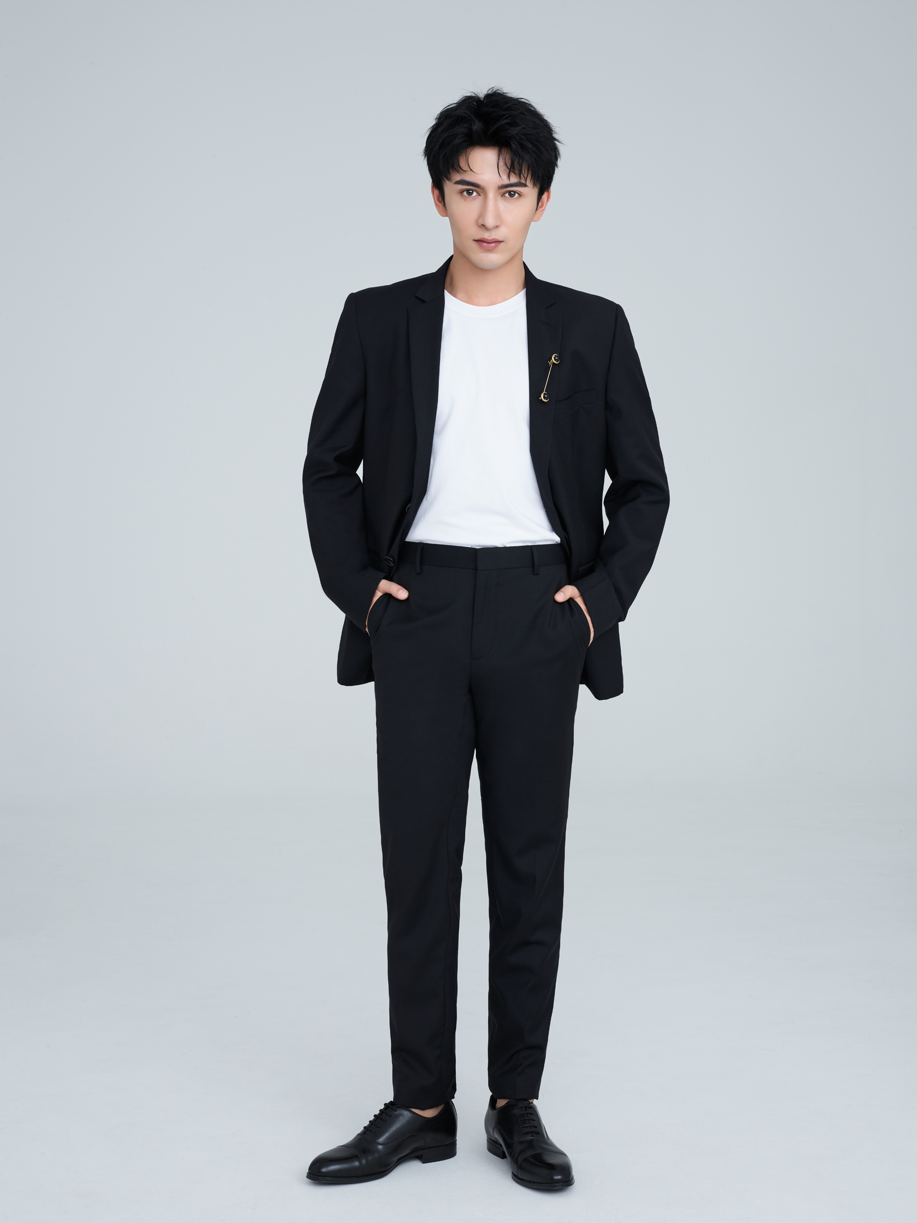 米热曝光西装大片彰显型男格调