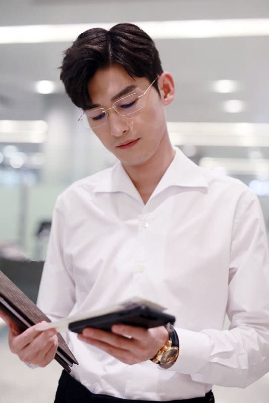 张翰帅回来了,白色衬衫搭黑色西裤,再戴上金属框眼镜显儒雅!