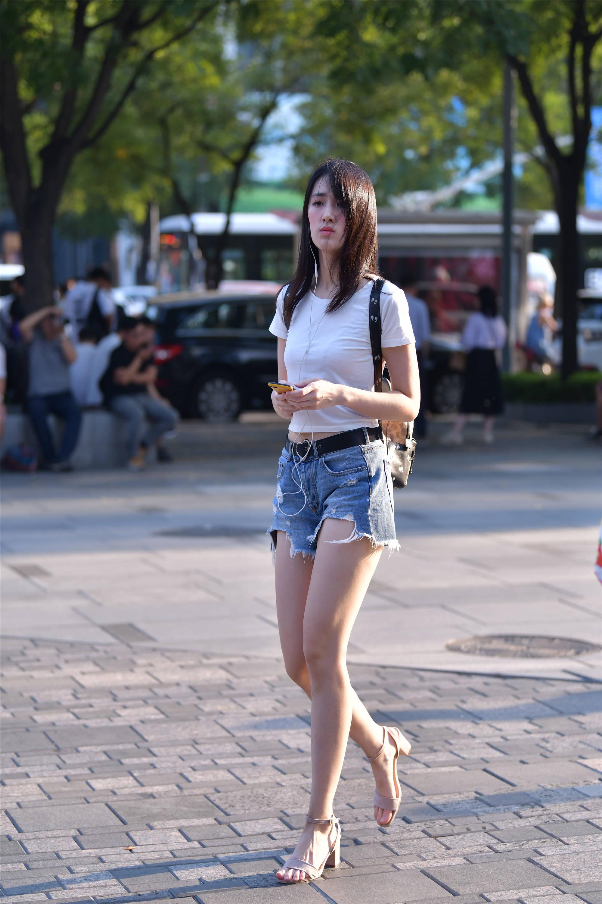 初秋时节的短裤要搭配出个性还要展现季节的味道