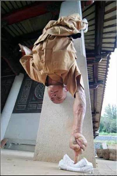 例如 "金钟罩",估计是少林寺最强的抗击打功夫(不仅能对付拳脚,还声称