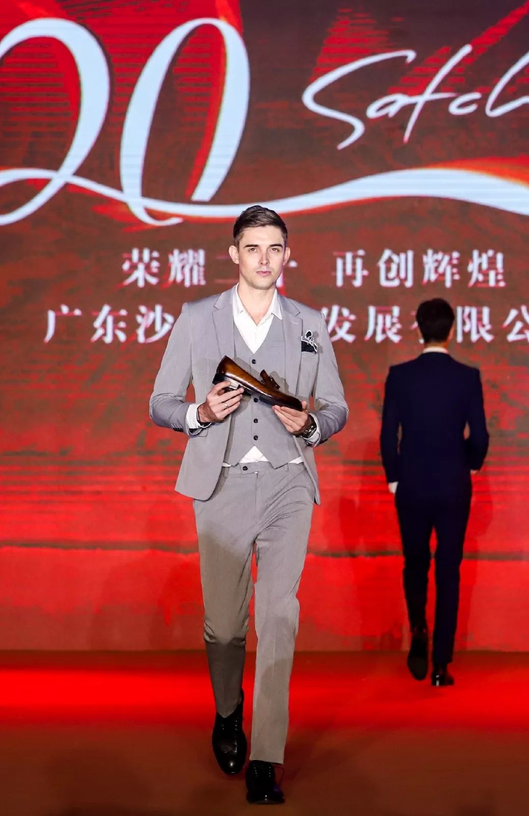 沙驰男鞋携手品牌形象大使古天乐共谱20周年时尚盛典华章
