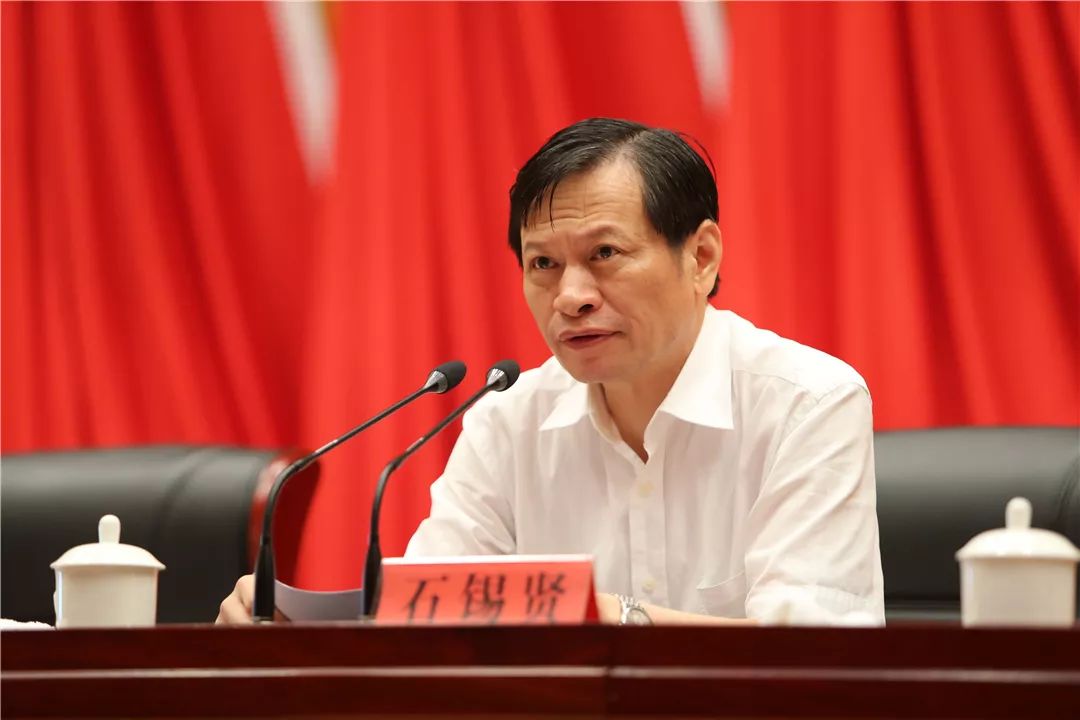 张家港市纪委副书记,监委副主任李维兵以《坚守初心 实干担当》为题