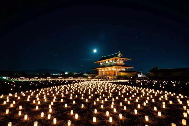 日本人在赏月的时候吃江米团子,称为月见团子