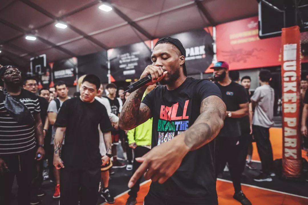 唱跳rap篮球nba第一人?利拉德在上海重现了「dame time」