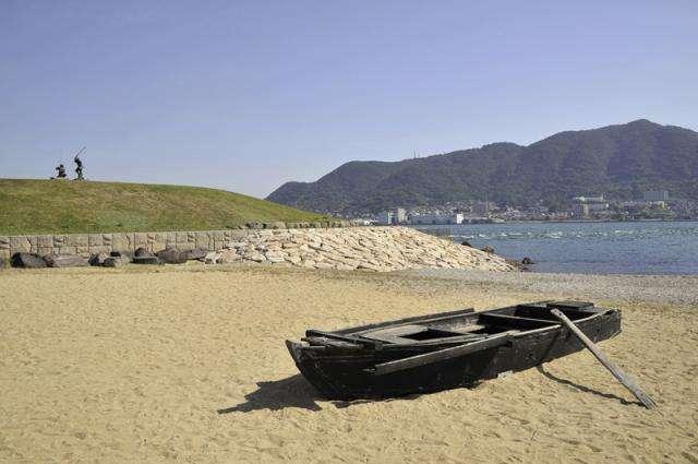 严流岛古称小仓岛,岛上海滩至今留有一条破木船(仿品),查询的资料指出