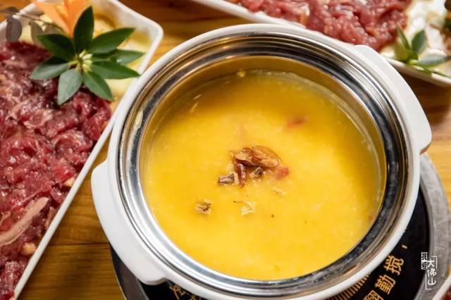 做成养生锅底,还有金汤粥底,并采用 ①人①锅形式,全程可以喝粥的火锅