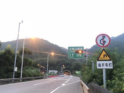 线路2:g80广昆高速广肇段→g94珠三角环城高速肇庆段→s8广佛肇高速.