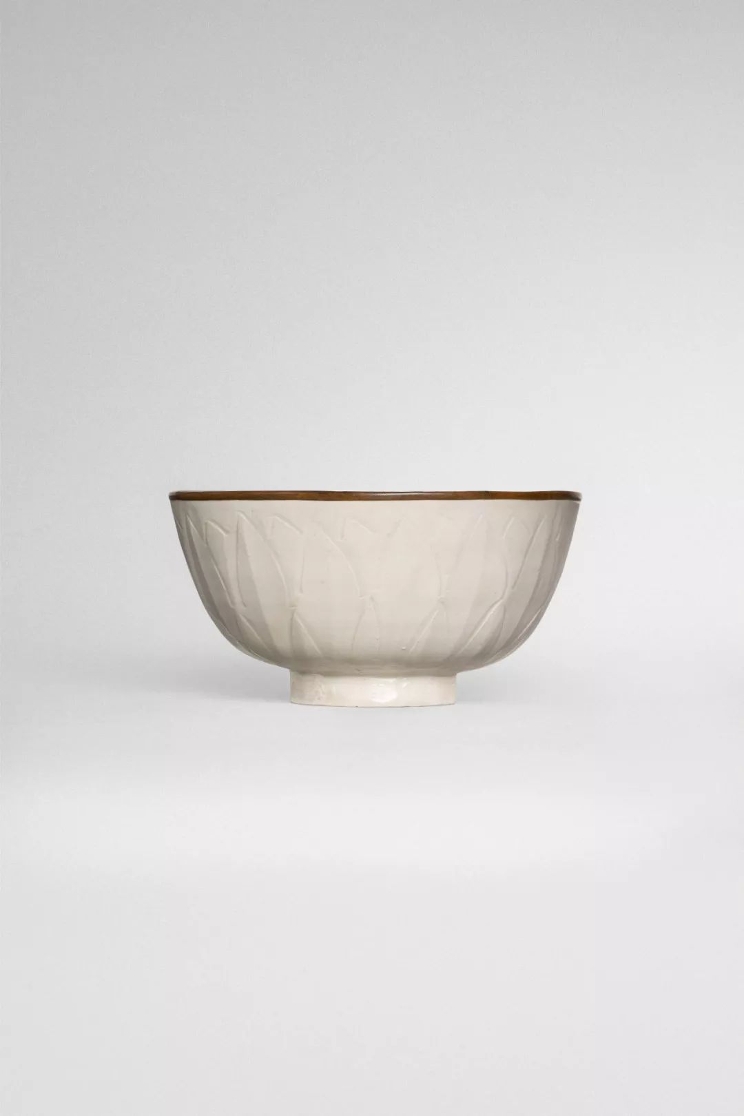 lot512北宋 定窑白釉刻双鱼纹莲瓣碗