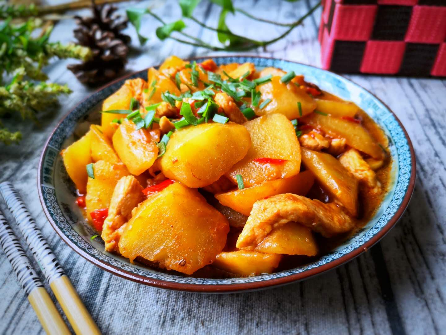 土豆烧鸡肉食材:大土豆1个,鸡脯肉1片,剁椒1勺,蒜粒3粒,豆瓣酱1勺