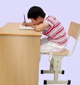 孩子喜欢趴着写字怎么办教你一招改变孩子坏习惯