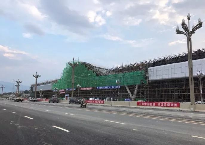 8915站房装饰装修正在进行站台顶棚修建完成攀枝花南站站牌已经挂