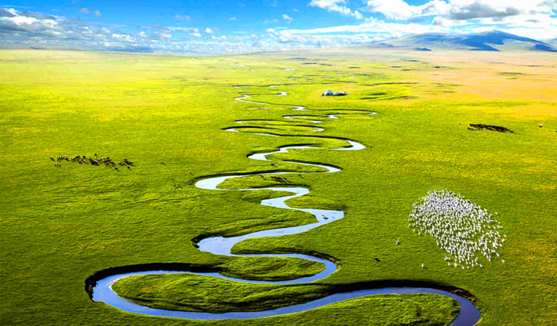 1998年,锡郭勒盟发行特种邮票,锡林九曲这段神奇美丽的画面,入选特种