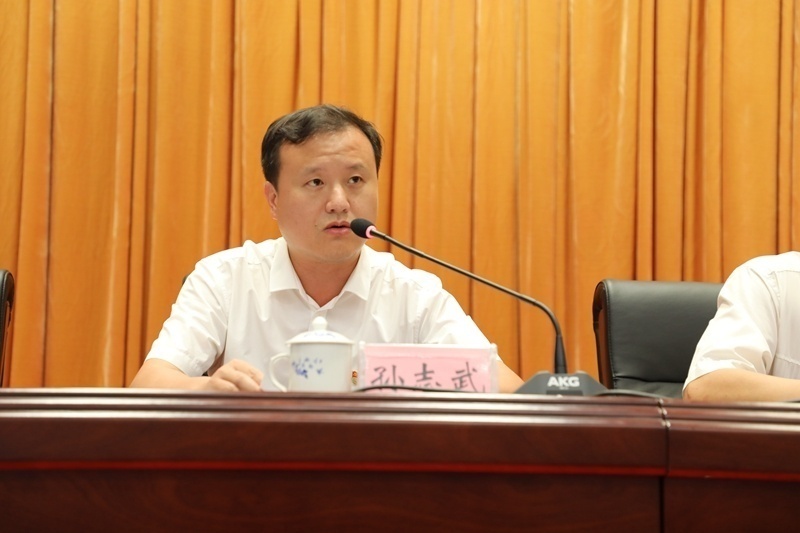 荔浦市委副书记孙志武主持主题活动会议.
