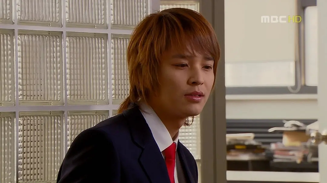 他还在其中饰演医生"刘俊河",虽然沉默寡言,但却十分细心周到.