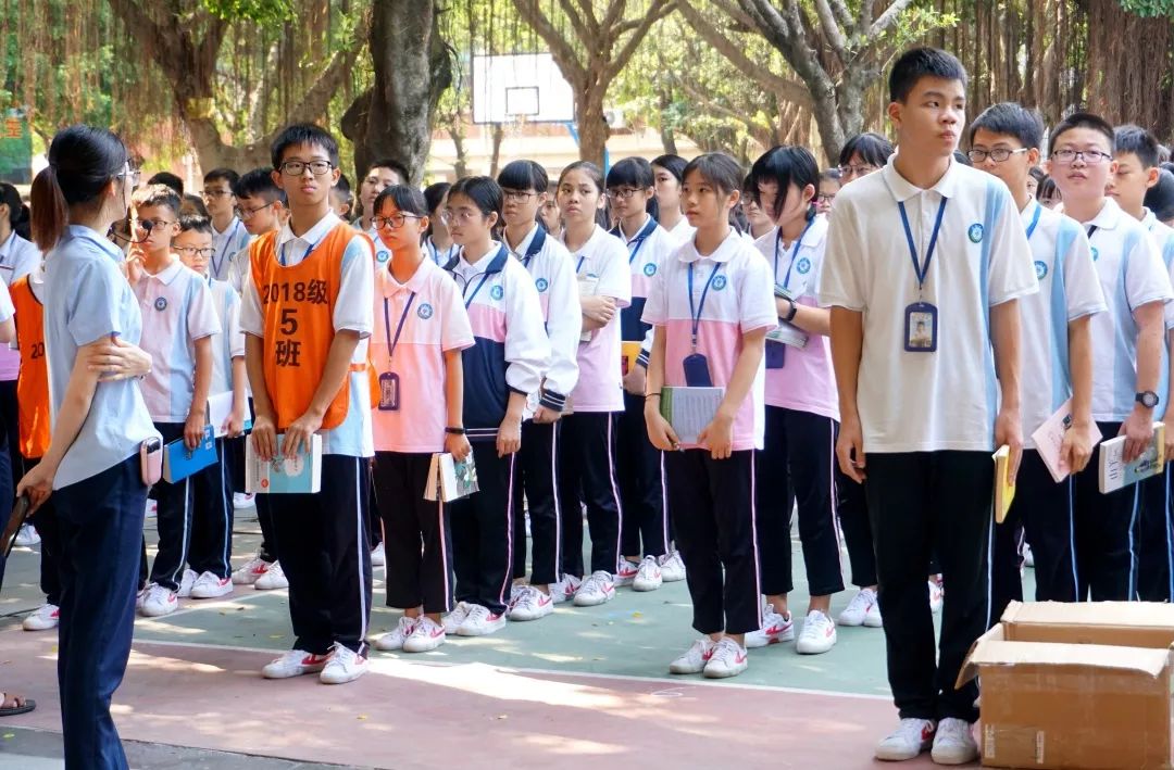 微行种德书送希望莘村中学开展为伽师县爱心捐书活动